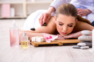 Salondaki spa prosedürü sırasında genç bir kadın.