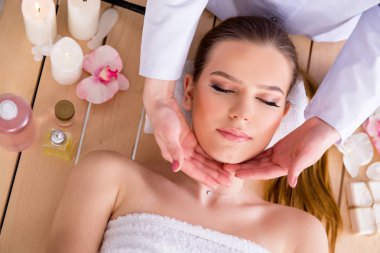 Salondaki spa prosedürü sırasında genç bir kadın.
