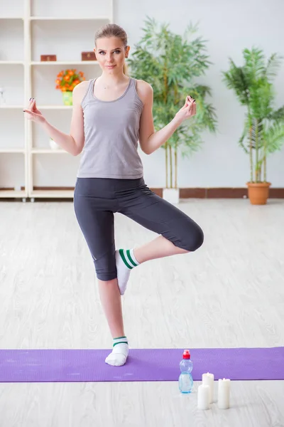 Mujer joven haciendo ejercicio en el pabellón deportivo en concepto saludable — Foto de Stock