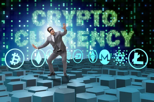 Çeşitli kripto para birimleri ve iş adamları kavramı