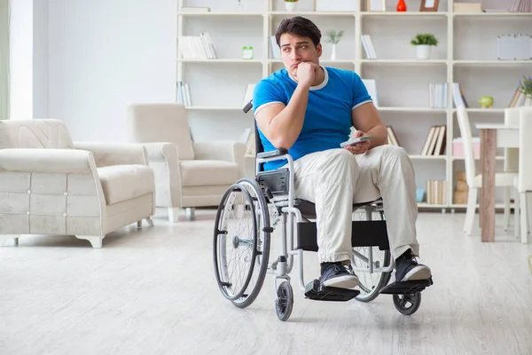 Homem com deficiência assistindo esportes na tv — Fotografia de Stock