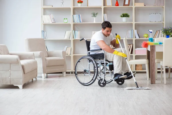 Hombre discapacitado limpiando piso en casa —  Fotos de Stock