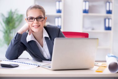 Projede çalışan kadın mimar  