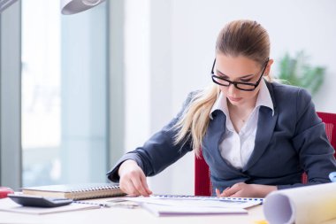 Projede çalışan kadın mimar  