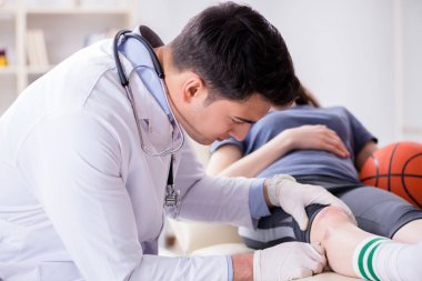 Bayan basketbolcu yaralandıktan sonra doktoru ziyaret ediyor.