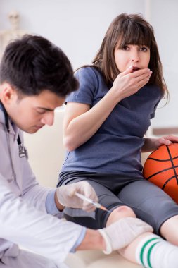 Bayan basketbolcu yaralandıktan sonra doktoru ziyaret ediyor.