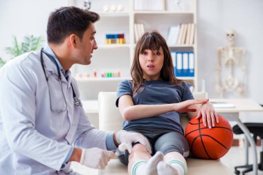 Bayan basketbolcu yaralandıktan sonra doktoru ziyaret ediyor.