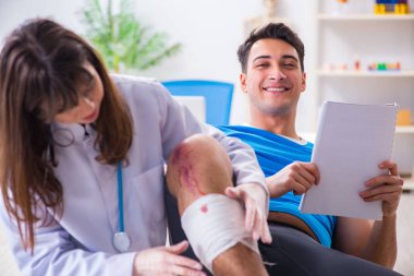 Spor sakatlığı geçiren hasta doktoru ziyaret ediyor.