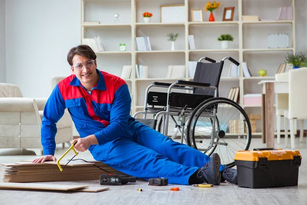 Uomo disabili posa laminato pavimento in ufficio — Foto Stock