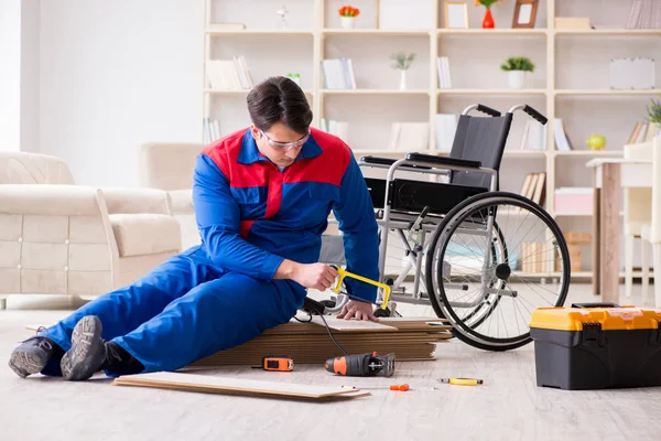Niepełnosprawny mężczyzna układanie laminatu podłogowego w biurze — Zdjęcie stockowe