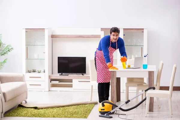 請負業者の男掃除の家家事を行う — ストック写真