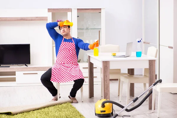 Empreiteiro homem limpeza casa fazendo tarefas — Fotografia de Stock