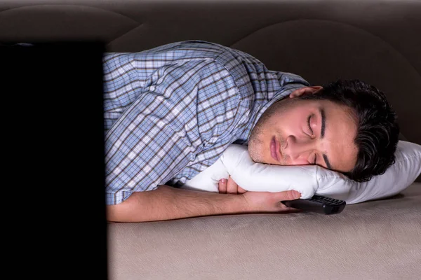 Jeune homme regardant la télévision tard dans la nuit — Photo