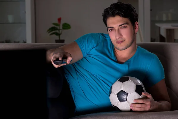 Jovem assistindo futebol tarde da noite — Fotografia de Stock