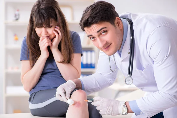 Paciente médico visitante após sofrer lesão esportiva — Fotografia de Stock