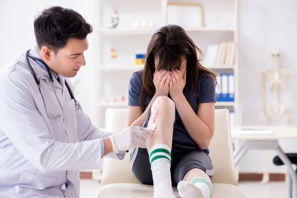 Pasien mengunjungi dokter setelah mengalami cedera olahraga — Stok Foto