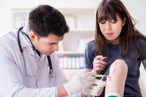 Patient visitant médecin après avoir subi une blessure sportive — Photo