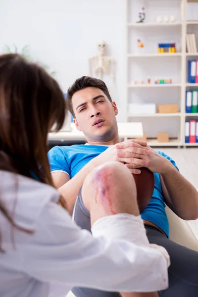Americký fotbalista se zraněním hostující lékař — Stock fotografie
