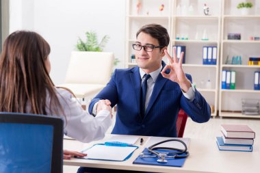 Sağlık sigortası sözleşmesi imzalayan adam