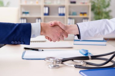 Sağlık sigortası sözleşmesi imzalayan adam
