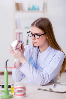 Diş hekimliği öğrencisi sınıfta pratik yapıyor.