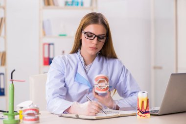 Diş hekimliği öğrencisi sınıfta pratik yapıyor.