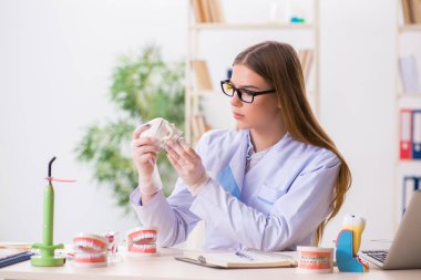 Diş hekimliği öğrencisi sınıfta pratik yapıyor.