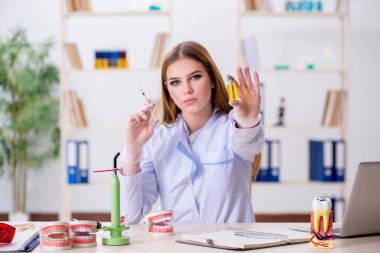 Diş hekimliği öğrencisi sınıfta pratik yapıyor.