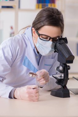 Laboratuar kimyageri güzellik ve makyaj ürünlerini kontrol ediyor.