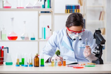 Uyuşturucu sentezi konseptinde laboratuar asistanı