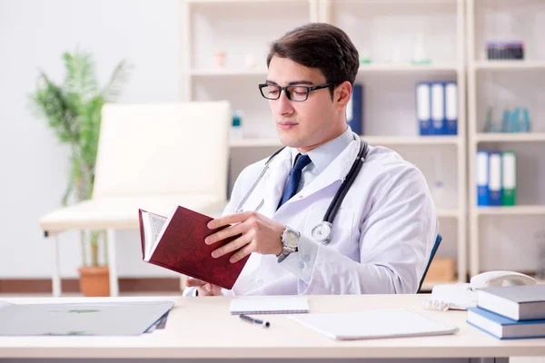 Jeune médecin assis dans le bureau — Photo