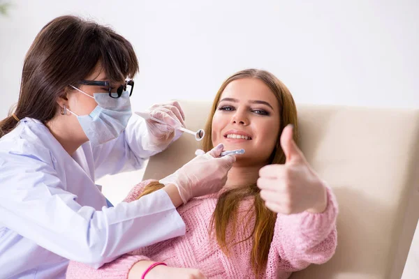 Žena pacienta návštěvu zubaře pro pravidelné check-up — Stock fotografie