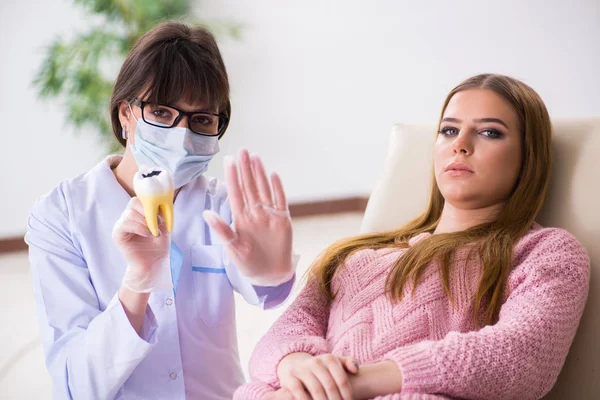 Mujer paciente que visita dentista para chequeo regular — Foto de Stock