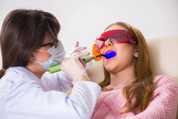 Paziente dal dentista per check-up e riempimento regolari — Foto Stock