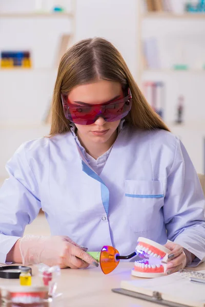 Student stomatologii ćwiczący umiejętności w klasie — Zdjęcie stockowe