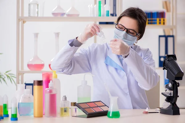 Laboratoriekemist kontrollerar skönhet och sminkprodukter — Stockfoto