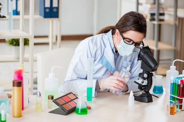 Laboratorní chemik kontroluje krásu a make-up produkty — Stock fotografie