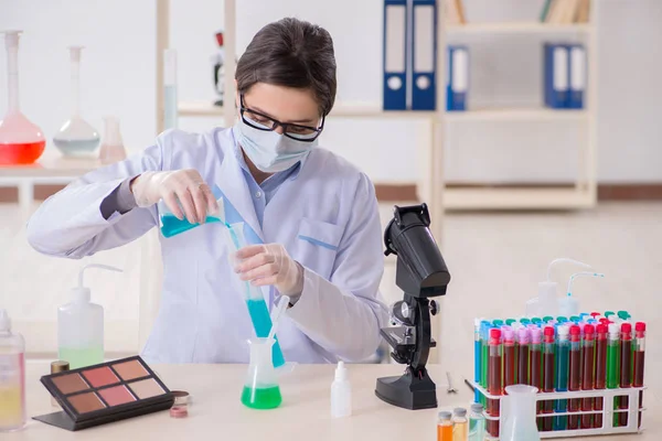 Laboratorium chemicus controleren schoonheid en make-up producten — Stockfoto