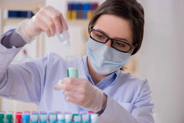 Vrouwelijke chemicus werkzaam in ziekenhuislab — Stockfoto