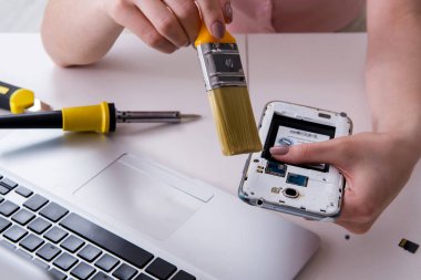 Atölyede cep telefonu tamiri