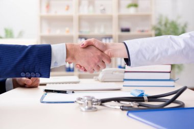 Sağlık sigortası sözleşmesi imzalayan adam