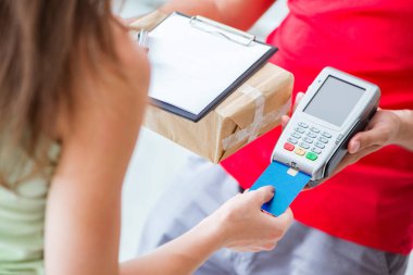 Paket teslimatı pos ve kredi kartıyla ödeniyor.