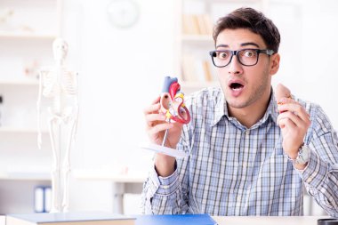 Tıp öğrencisi kalbi söküyor.