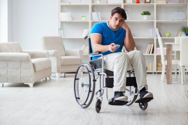 Televizyonda spor izleyen engelli adam