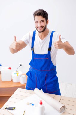 Tadilat sırasında duvar kâğıdı üzerinde çalışan işçiler