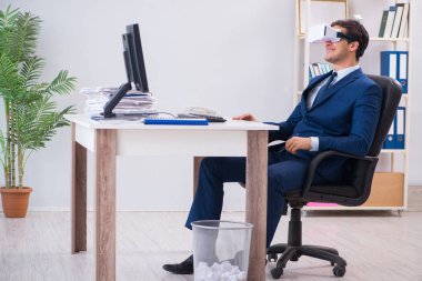 Çalışan ofiste sanal gerçeklik gözlüğü kullanıyor.