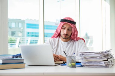 Ofiste çalışan Arap işadamı.