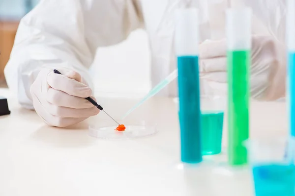 Químico masculino trabajando en laboratorio — Foto de Stock