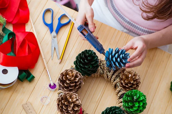 Mulher fazendo DIY decorações festivas em casa — Fotografia de Stock