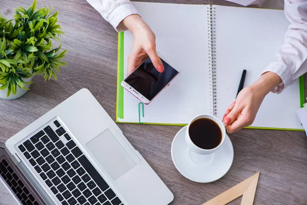 Draufsicht auf den Arbeitstisch mit den Händen — Stockfoto